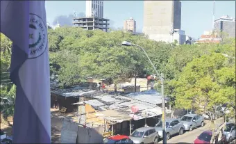  ??  ?? Las precarias viviendas de los damnificad­os de la Chacarita vista desde El Cabildo.