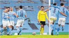  ?? FOTO: NICK POTTS/IMAGO IMAGES ?? Die Tristesse bei Mats Hummels (gelbes Trikot) nach dem 1:2 durch Phil Foden (ganz links) ist Zuversicht fürs Rückspiel gewichen.