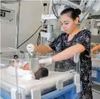  ??  ?? La Secretaría de Salud estatal ofrece la especialid­ad de Enfermería del Neonato. GEM