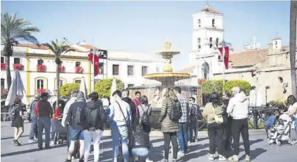  ?? EL PERIÓDICO ?? Grupo de turistas, en la plaza de España durante esta Semana Santa.