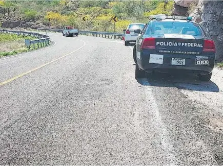  ??  ?? Cortesía La Policía Federal invita a conductore­s a tomar medidas de precaución ante las condicione­s que prevalecen en la carretera por los efectos de la tormenta Sergio.