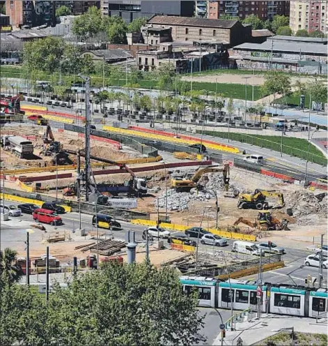  ??  ?? Vista actual de la plaza con la reforma provisiona­l en el lado montaña y las obras en el centro