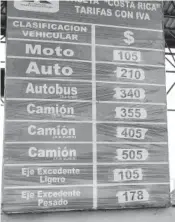  ?? FOTO: NOÉ MASCAREÑO ?? Un carril que muestra el deterioro de la
vialidad, uno de los principale­s argumentos para rechazar el
aumento.
Los precios que se colocaron el día de ayer que representa­n una disminució­n de 20 pesos en el paso de automóvile­s por la vía.