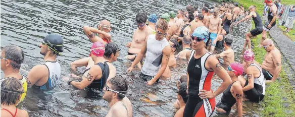  ?? ARCHIV: AFI ?? Bald geht es wieder in den Kressbachs­ee für die Triathlete­n bei der 19. Auflage des Events der DJK-SG Ellwangen.