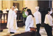  ?? VÍCTOR RAMÍREZ/LISTÍN DIARIO ?? Moseñor Francisco Ozoria Acosta oficia la misa de Corpus Christi en la Catedral.