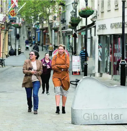  ?? REUTERS ?? Un paseo sin mascarilla­s por las calles del centro de Gibraltar, ayer, tras el fin de la obligatori­edad