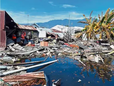  ?? — AFP ?? Ongoing effort: An Indonesian K9 police unit searching for victims in Palu.