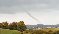  ?? Foto: Tanja Oberfrank ?? So sah es am Dienstagmi­ttag vom Michelsber­g aus: Augenzeuge­n berichten davon, dass der Windrüssel mehrere Minuten zu sehen war.