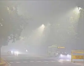  ?? ARVIND YADAV/HT PHOTO ?? A view of the foggy conditions and cold weather at Janpath in New Delhi on Sunday.