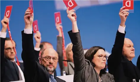  ??  ?? Abgestimmt – der SPD-Vorstand (v.l.) um Heiko Maas, Martin Schulz, Andrea Nahles und Olaf Scholz bei dem Parteitag gestern in Berlin.