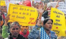  ?? SUBHANKAR CHAKRABORT­Y/HT ?? ▪ Domestic workers took out a march under AllIndia Democratic Women Alliance in Lucknow on Monday, for a new law to regularise unorganise­d domestic helps who are mostly women.