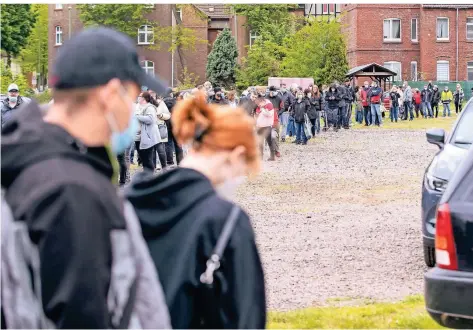  ?? FOTOS (4): REICHWEIN ?? Rund 800 Menschen standen bei der Impfaktion in Marxloh zeitweise in der Schlange.