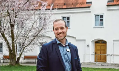  ?? Foto: Andreas Schopf ?? Hat wieder gut lachen: Spitalleit­er Markus Moll kann sich über eine gute finanziell­e Situation der Gundelfing­er Stiftung freuen. Das derzeit laufende Jubiläumsj­ahr hat für ihn eine besondere Bedeutung. „Ich sehe es als so etwas wie die feierliche...