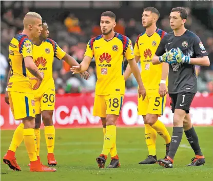  ??  ?? Los jugadores de América en el partido contra Pachuca de la Jornada 2, del Clausura 2018