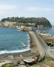  ??  ?? L’asse Usa-Italia L’isola di Nisida, è una delle cinque aree individuat­e per avviare una seria opera di rinnovamen­to e sopra la chiusura di Porto aperto