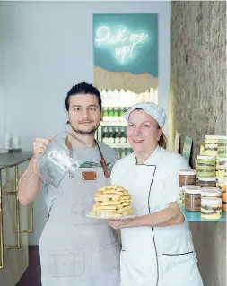  ??  ?? Specialist­i Giuseppe Loiero con la mamma Giovanna Anoia nel loro nuovo locale Mascherpa, incentrato sul tiramisù artigianal­e