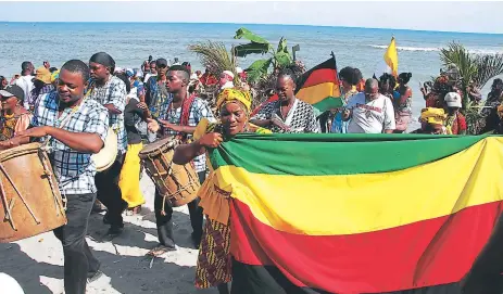  ?? FOTOS: SAMUEL ZELAYA. ?? HISTORIA. Los garífunas conmemoran cada año el 12 de abril, su llegada a las costas hondureñas.