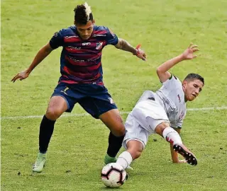  ?? ESTUARDO VERA ?? ►SANGOLQUÍ, Pichincha. El volante Juan Lastre (i), de Clan Juvenil, intenta recuperar la pelota tras la caída de Claudio Chicaiza, de Liga de Loja, en partido jugado en el General Rumiñahui.