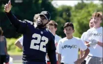  ??  ?? Mark Ingram with a selfie moment during drills.