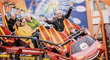  ??  ?? Für die neue Kinderacht­erbahn „Racing Coaster“braucht es Mut – zumindest, wenn man erwachsen ist. Wesentlich entspannte­r als die Reporter beim Presserund­gang geht der kleine Julius in der ersten Reihe die Fahrt an.