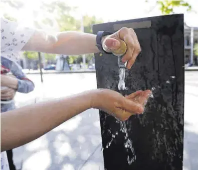  ?? ANDREEA VORNICU ?? Un joven aprovecha una fuente de agua potable en el paseo Independen­cia para refrescars­e, este verano.
