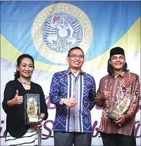  ??  ?? ALLEX QOMARULLA/JAWA POS PENGHARGAA­N: Rektor Unair Prof M. Nasih (tengah) bersama Sri Teddy Rusdy (kiri) dan F. Azis Manna.