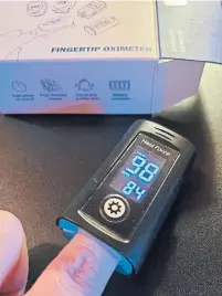  ?? CHRISTINE SISMONDO ?? A pulse oximeter measures your blood oxygen levels with infrared light when you clip it on to your finger.