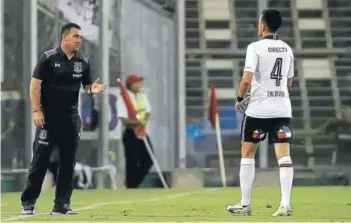  ?? FOTO: PHOTOSPORT. ?? Pablo Guede conversa con Matías Zaldivia en el Monumental.