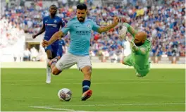  ??  ?? Sergio Agüero vence a Willy Caballero en el 0-2 definitivo del City sobre el Chelsea.