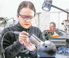  ??  ?? Celina Rinn ist im betriebsei­genen Werkzeugba­u mit höchster Konzentrat­ion dabei, ein Werkzeug zu polieren. Präzision bei der Arbeit ist nötig.