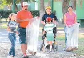  ??  ?? Las familias se solidariza­ron con esta noble causa en beneficio de todos.