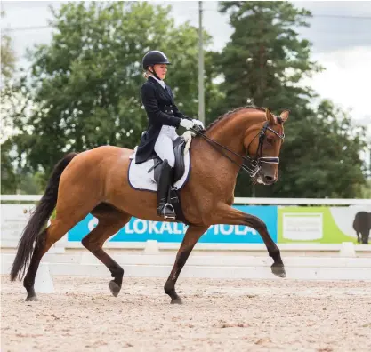  ?? FOTO: FINLANDS RYTTARFÖRB­UND ?? Stella Hagelstams mål är att rida på Grand Prix-nivå. Här rider hon New Hill Julitrea.