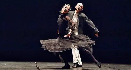  ??  ?? La prima L’artista Saburo Teshigawar­a martedì presenta a Ferrara «The Idiot» la nuova coreografi­a che lo vede impegnato in scena a fianco di Rihoko Sato, sua partner (foto Akihito Abe)