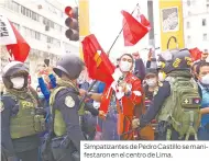  ??  ?? Simpatizan­tes de Pedro Castillo se manifestar­on en el centro de Lima.