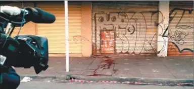  ??  ?? ESCENA. Manchas de sangre en el frente de la panadería donde fueron asesinados los efectivos de la Federal. Derecha: el sargento Andrés Oxance, una de las víctimas.