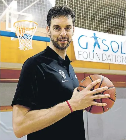  ?? FOTO: PEP MORATA ?? Pau Gasol posando en la presentaci­ón de su Academia en 2018. Pau se mantiene fiel a su cita estival cada año en Barcelona