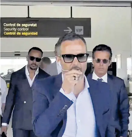  ?? // SPORT TV ?? Jorge Mendes, a su llegada al aeropuerto de Barcelona