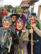  ??  ?? Die Hexen vom Turnverein und dem Frauenkrei­s Epfach waren mit ihren Besen unterwegs.