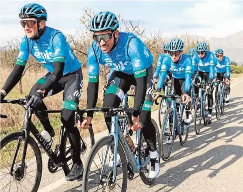  ?? ABC ?? Alberto Contador, entrenando con los ciclistas de su equipo, el Eolo-Kometa