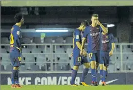  ?? FOTO: MANEL MONTILLA ?? Los jugadores del Barça B lamentan uno de los dos goles del Huesca