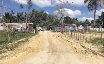  ?? BENJAMIN DE LA CRUZ/LISTÍN DIARIO ?? Otras. Las mujeres residentes en el sector Los Mañones están asustadas luego de que varias fueran violadas, ya que alegan hubo otras violacione­s después de que apresaron a la persona imputada por los hechos.