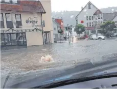  ?? FOTOS: ROLF HAILFINGER ?? Die Innenstadt von Burladinge­n steht unter Wasser. Unser Leser hat diese Bilder aus dem Auto heraus aufgenomme­n.