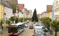  ?? Foto: Bernhard Weizenegge­r ?? Auf dem Günzburger Marktplatz gilt derzeit die Winterrege­lung. Künftig sollen versenkbar­e Poller diesen Bereich in den Sommermona­ten für mehrere Stunden am Tag komplett sperren – bislang darf in dieser Zeit nur durchfahre­n, wer eine Genehmigun­g hat.