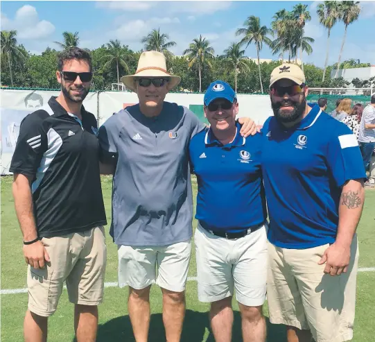  ?? PHOTO COURTOISIE ?? Gabriel Cousineau, Mark Richt (entraîneur-chef des Hurricanes de l’Université de Miami), Danny Maciocia (entraîneur-chef des Carabins de l’Université de Montréal) et Byron Archambaul­t posent pendant un mini-camp des Hurricanes, à Miami, en avril 2018.