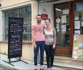  ?? (Photo C.J.B.) ?? Guillaume et Élodie, deux jeunes épiciers au service des villageois.