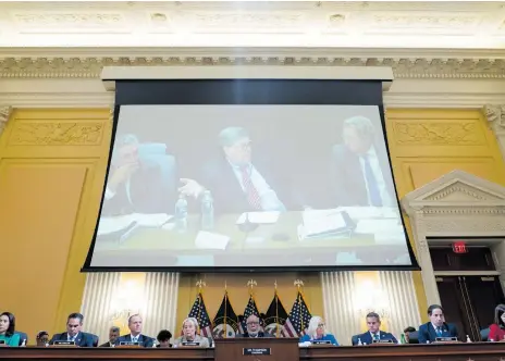  ?? Foto: Andrew Harnik/ap ?? En video med tidigare justitiemi­nister William Barr spelas upp under utfrågning­en i kongressen. Bild från utfrågning­en 9 juni.