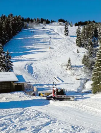  ?? Foto: Michael Munkler ?? Dienstagmo­rgen auf Grasgehren: Die Schneekano­nen laufen und die Pisten werden präpariert. Am Samstag beginnt dort der Skibetrieb.