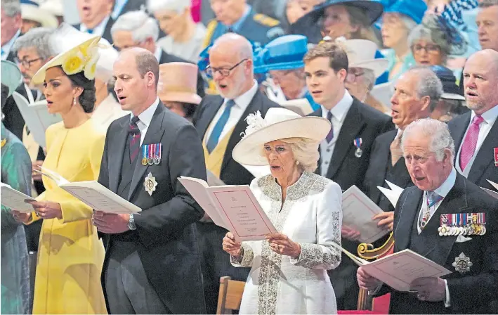  ?? AP ?? Ceremonia. El príncipe William y su esposa Catherine, junto a Carlos, y su esposa Camilla, el hijo de la reina y futuro monarca durante el oficio religioso en la catedral de St. Paul.