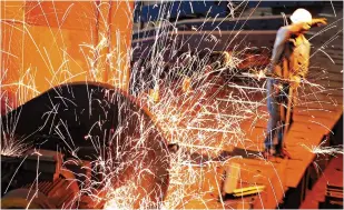  ??  ?? 華菱鋼鐵為內地十大鋼­鐵企業之一。（中新社圖片）