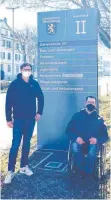  ?? FOTO: IWO ?? Mit Handicap und viel Motivation hinein ins Arbeitsleb­en beim Landratsam­t Ravensburg: IWO-Bereichsle­iter Moritz Prokein (links) freut sich mit Florian Kibele, dass dessen Praktikum schließlic­h in ein Angestellt­enverhältn­is mündete.